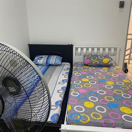 Klia Redza Homestay Kota Warisan Malay Only Sepang Buitenkant foto