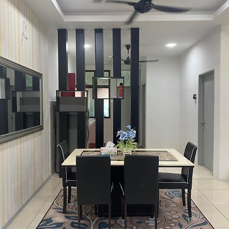 Klia Redza Homestay Kota Warisan Malay Only Sepang Buitenkant foto