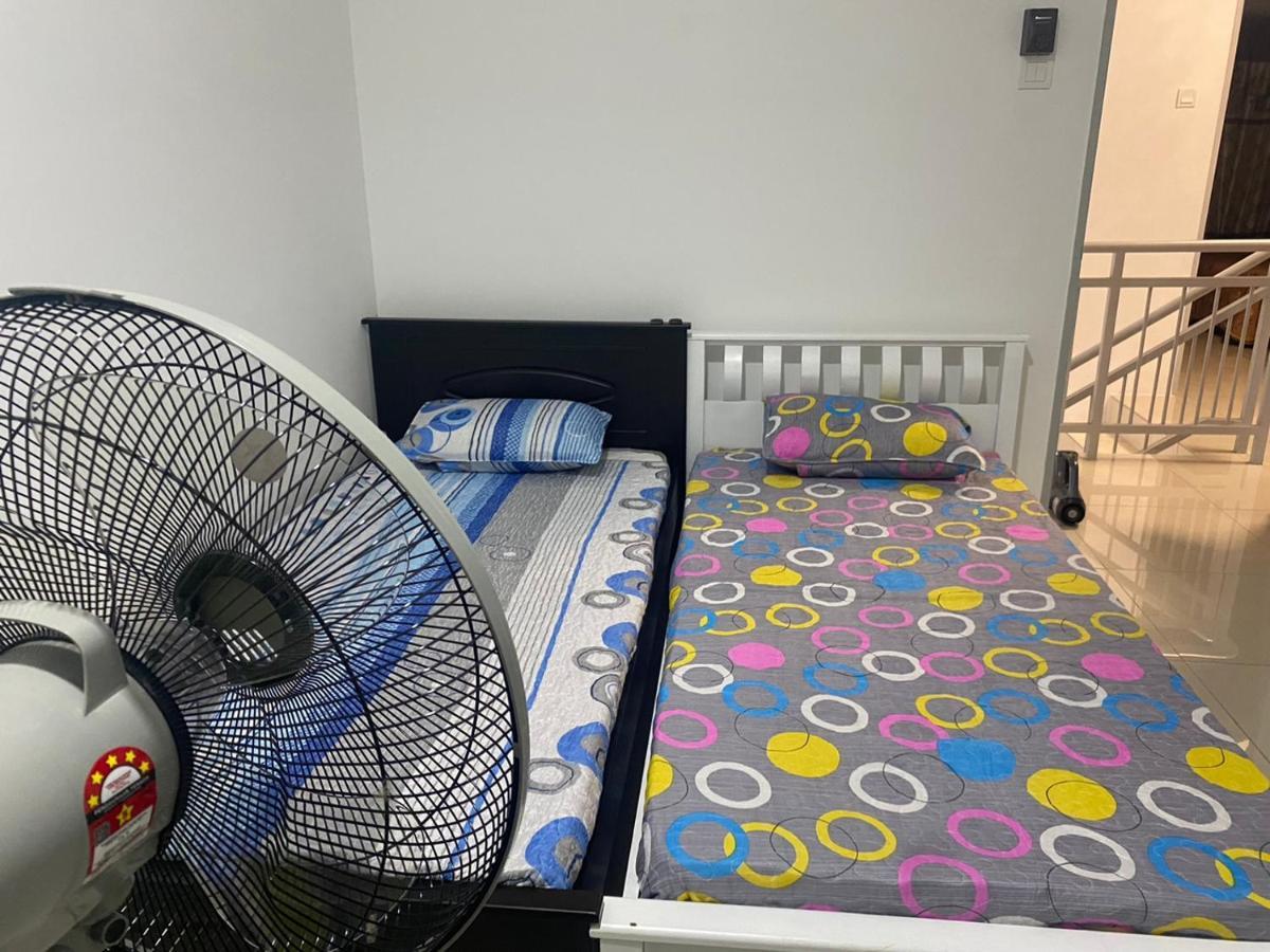 Klia Redza Homestay Kota Warisan Malay Only Sepang Buitenkant foto