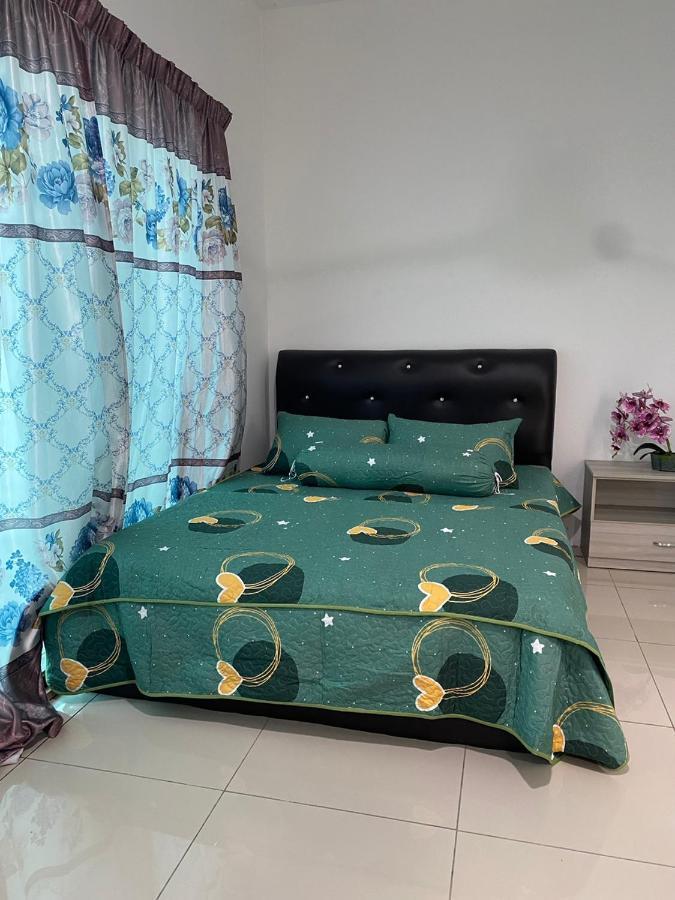 Klia Redza Homestay Kota Warisan Malay Only Sepang Buitenkant foto